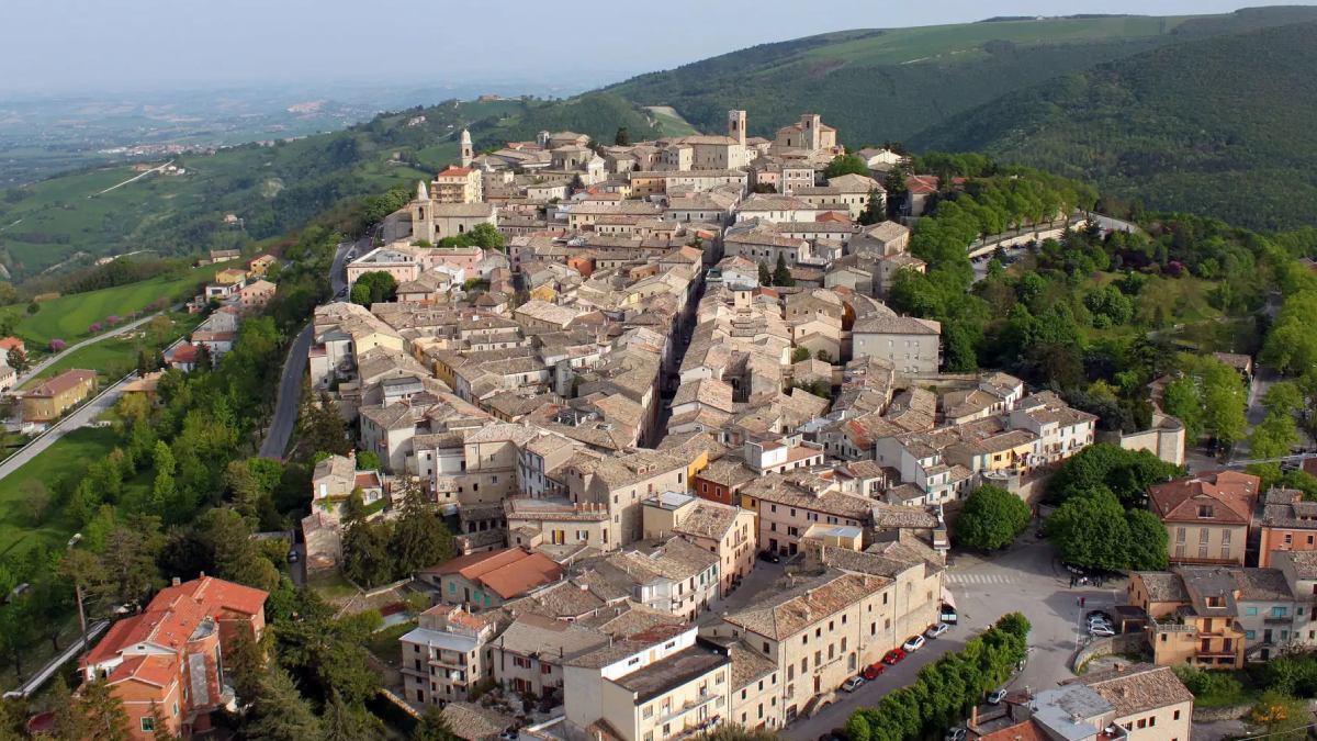 Vistas infinitas e história gótica: Cingoli é o novo destino imperdível no coração da Itália