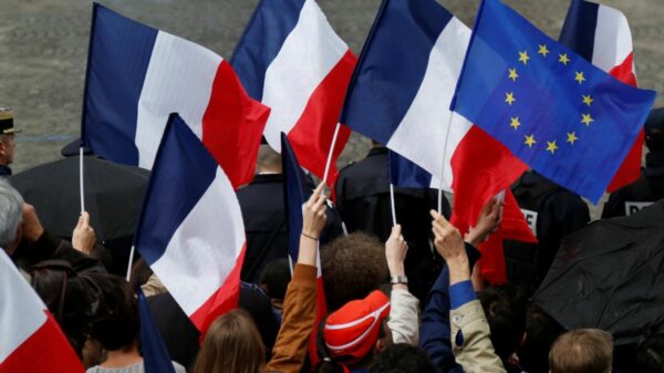 Enquanto França e Espanha agilizam processos para milhares de imigrantes, Portugal aperta regras e enfrenta críticas por insegurança jurídica e atrasos.