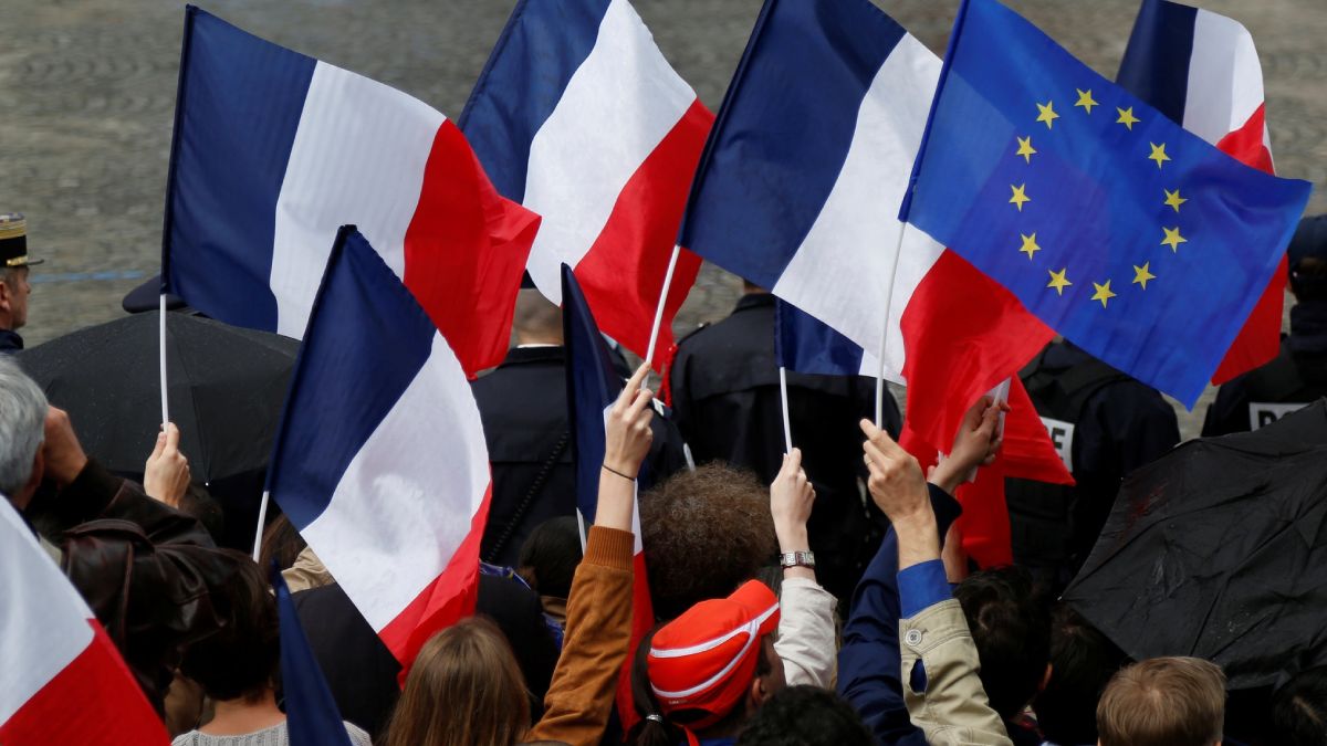 Enquanto França e Espanha agilizam processos para milhares de imigrantes, Portugal aperta regras e enfrenta críticas por insegurança jurídica e atrasos.