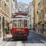 Apesar da alta demanda, salários baixos e custo elevado de moradia seguem como os principais desafios para atrair trabalhadores qualificados.