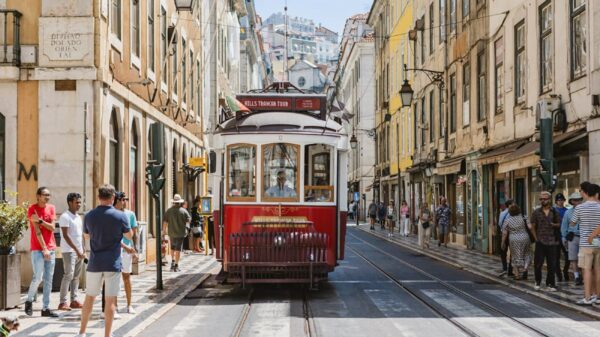 Apesar da alta demanda, salários baixos e custo elevado de moradia seguem como os principais desafios para atrair trabalhadores qualificados.