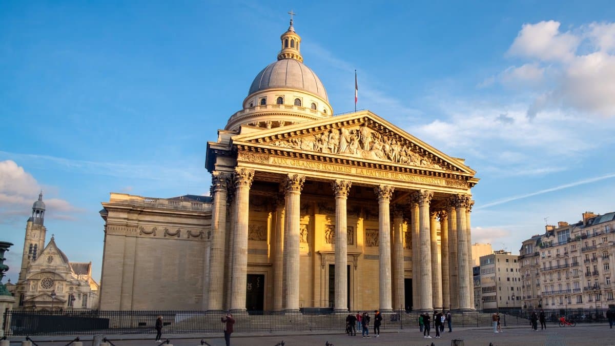 2.000 anos de história e um segredo que poucos turistas aproveitam: a alma do Panteão não está só lá dentro, mas na magia da Piazza della Rotonda.