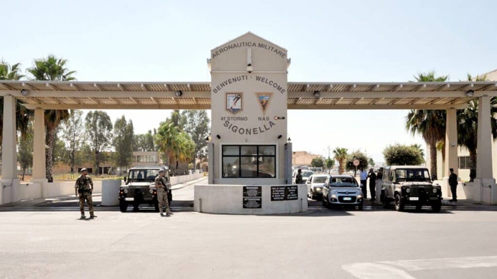 Entrada da base aérea da Marinha dos EUA em Sigonella, na Sicília