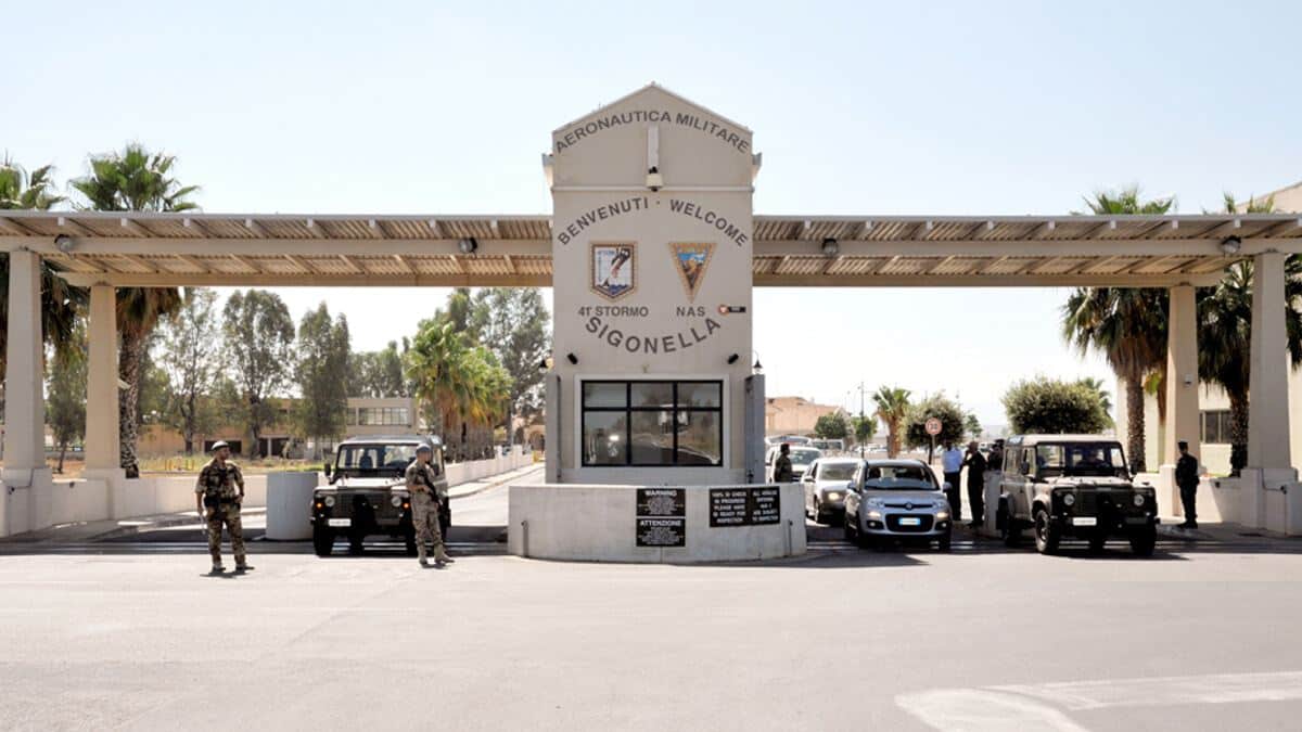 Entrada da base aérea da Marinha dos EUA em Sigonella, na Sicília