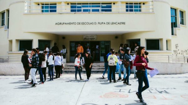 Portugal precisará recrutar 39 mil novos professores até 2035. O país enfrenta falta de interesse dos jovens e altos índices de aposentadoria.