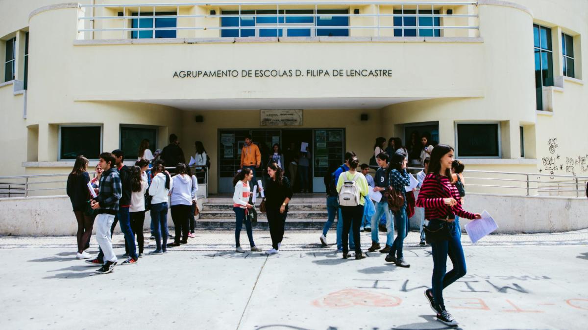Portugal precisará recrutar 39 mil novos professores até 2035. O país enfrenta falta de interesse dos jovens e altos índices de aposentadoria.