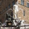 Toque proibido: Estrangeira causa dano de 5 mil euros em estátua histórica na Itália