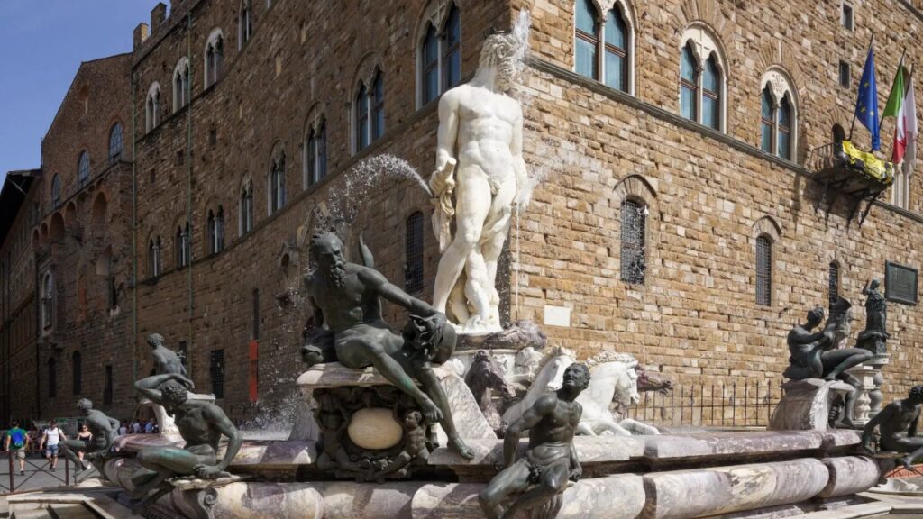 Toque proibido: Estrangeira causa dano de 5 mil euros em estátua histórica na Itália