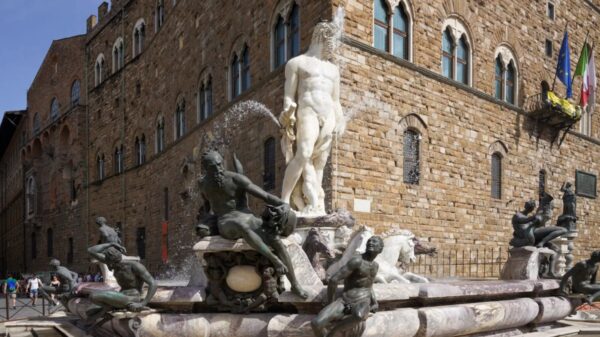 Toque proibido: Estrangeira causa dano de 5 mil euros em estátua histórica na Itália