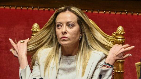 Bônus por deportação? A polêmica proposta de Meloni que transforma advogados em agentes de repatriação