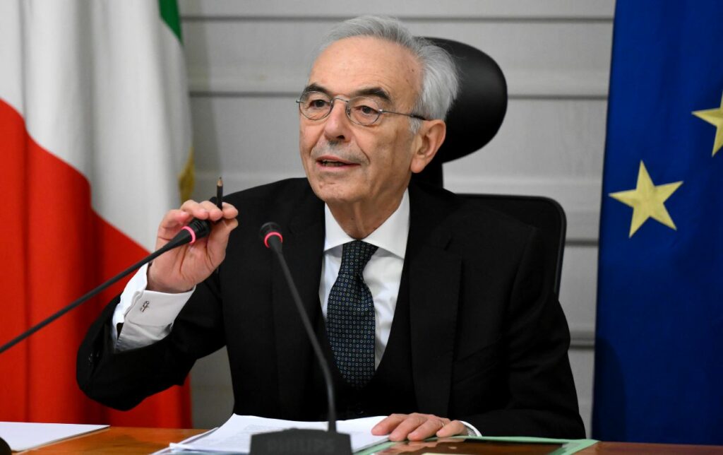 Giovanni Amoroso, presidente da Corte Constitucional da Itália, assina a Sentença 63/2026, que analisou as novas regras sobre cidadania italiana por descendência.