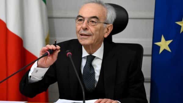 Giovanni Amoroso, presidente da Corte Constitucional da Itália, assina a Sentença 63/2026, que analisou as novas regras sobre cidadania italiana por descendência.