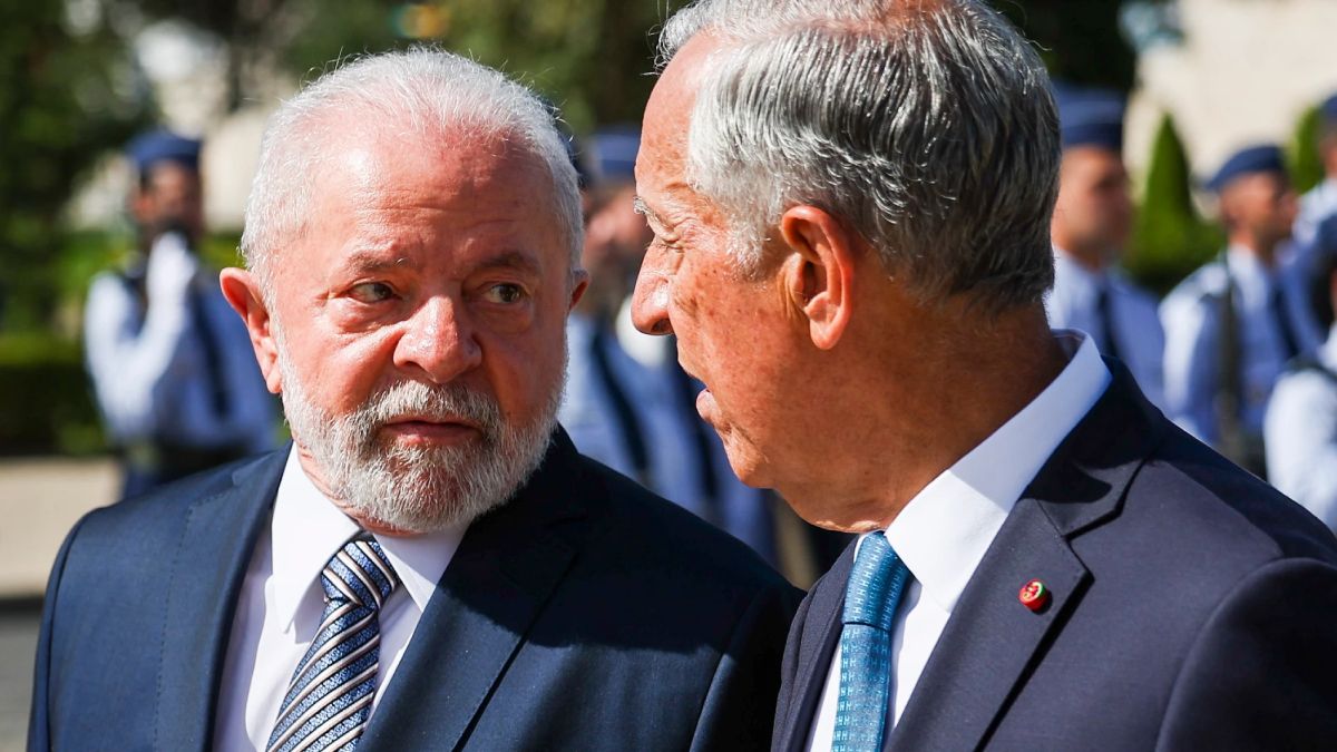 Presidente brasileiro Luiz Inácio Lula da Silva ao lado do então presidente de Portugal Marcelo Rebelo de Sousa, em imagem de arquivo de 2023.