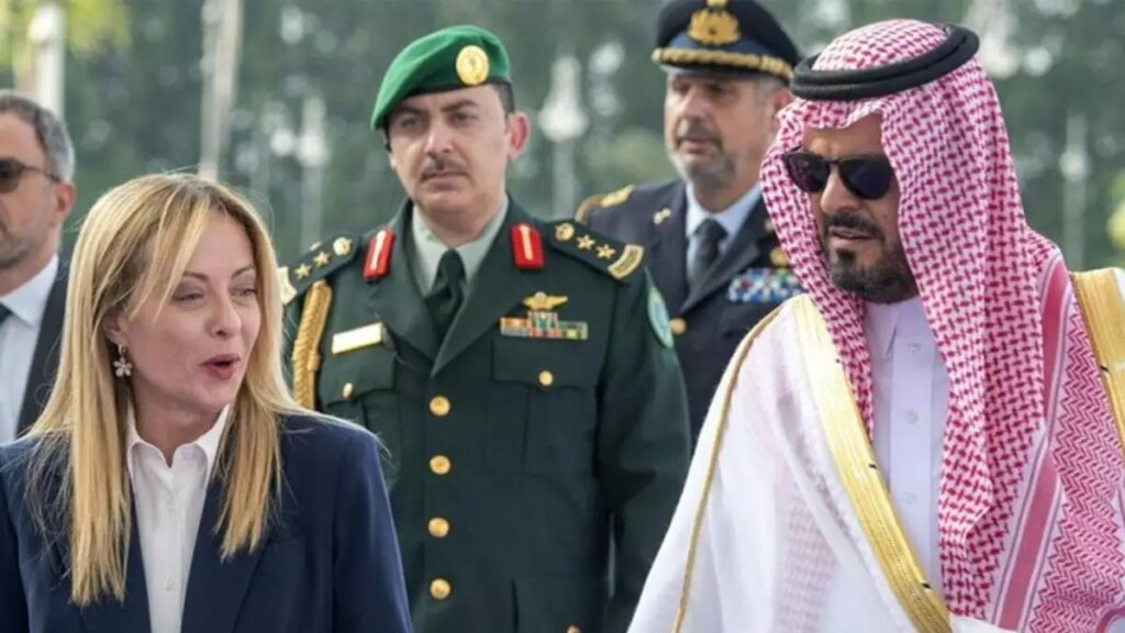 A primeira-ministra Giorgia Meloni iniciou nesta sexta-feira (3) uma missão diplomática surpresa no Golfo.