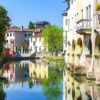 Treviso, localizada a apenas 30 minutos de trem da Praça de São Marcos, mantém a elegância medieval sem as multidões de Veneza.