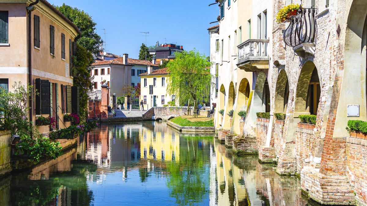 Treviso, localizada a apenas 30 minutos de trem da Praça de São Marcos, mantém a elegância medieval sem as multidões de Veneza.