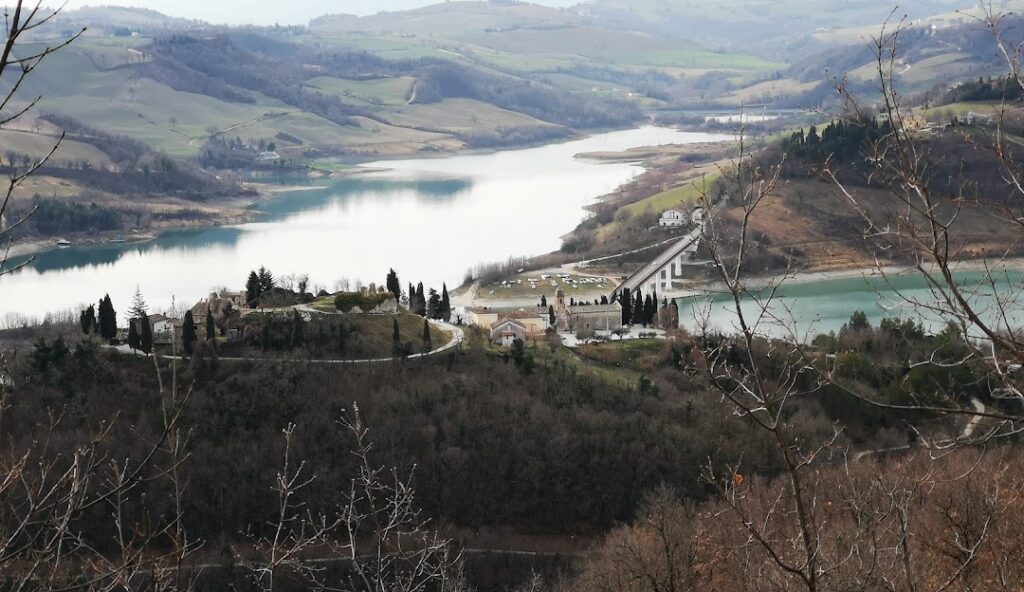 Além da história, a vila é um hub para amantes de trilhas e caminhadas ao ar livre.