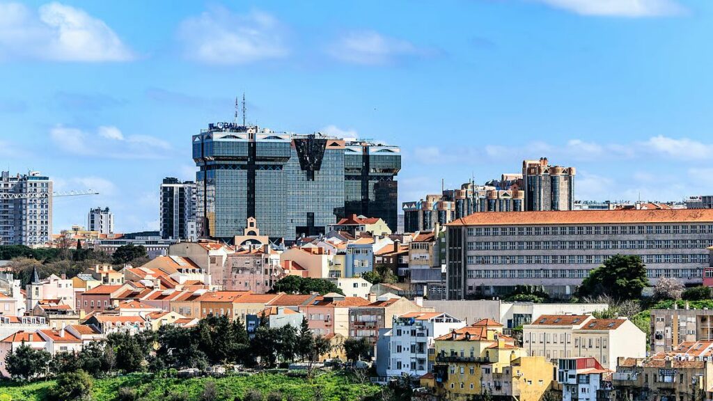 A suspensão do visto de procura de trabalho pegou muitos brasileiros de surpresa, mas o mercado de trabalho em Portugal continua aberto para quem segue os caminhos corretos.
