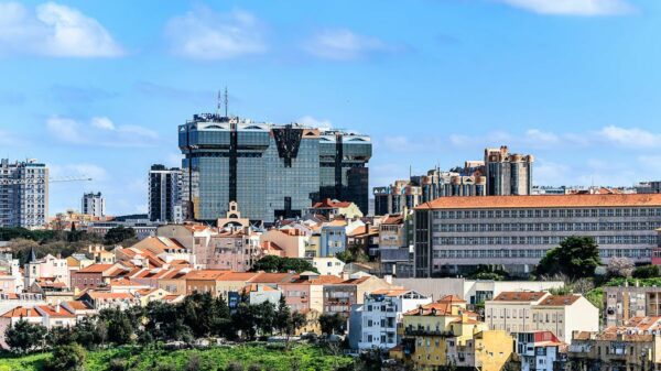 A suspensão do visto de procura de trabalho pegou muitos brasileiros de surpresa, mas o mercado de trabalho em Portugal continua aberto para quem segue os caminhos corretos.