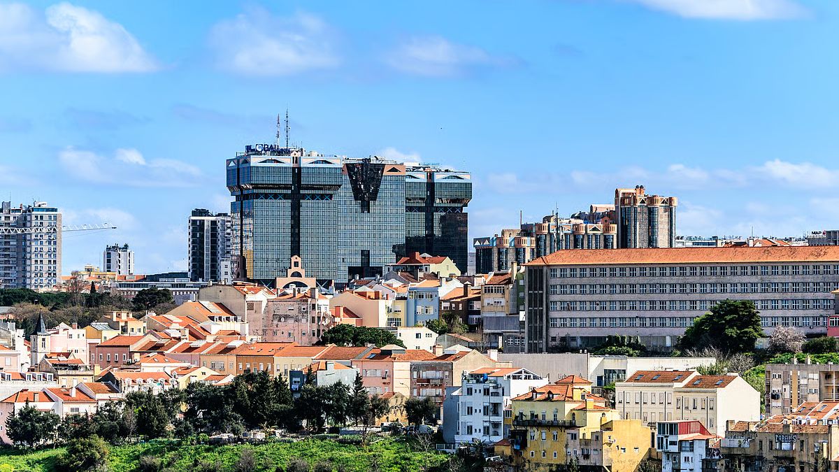 A suspensão do visto de procura de trabalho pegou muitos brasileiros de surpresa, mas o mercado de trabalho em Portugal continua aberto para quem segue os caminhos corretos.