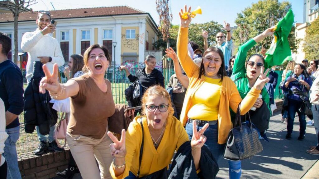 Imagem atual: Brasileiras durante votação na Itália em 2022