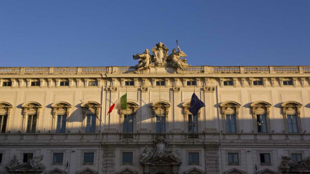 Casos na Corte Constitucional italiana questionam a norma que bloqueia ações civis sem pagamento prévio de taxa judiciária.