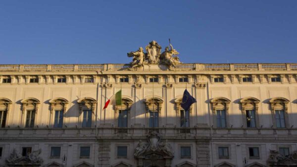 Casos na Corte Constitucional italiana questionam a norma que bloqueia ações civis sem pagamento prévio de taxa judiciária.