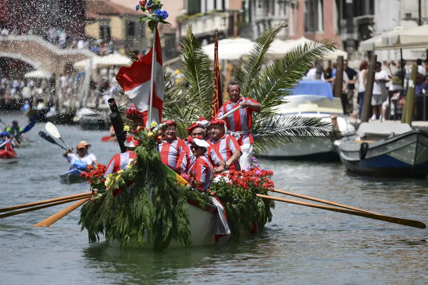 Pessoas participam da regata anual de remo Vogalonga em Veneza. 