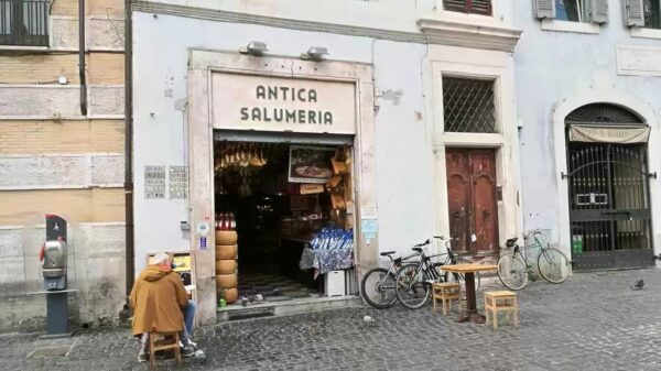 Antiga salumeria no centro histórico de Roma, exemplo do tipo de estabelecimento que o programa Botteghe Storiche busca preservar.