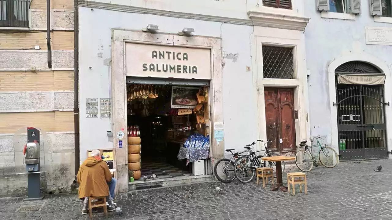 Antiga salumeria no centro histórico de Roma, exemplo do tipo de estabelecimento que o programa Botteghe Storiche busca preservar.