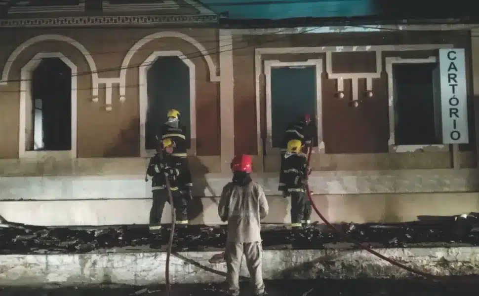 Bombeiros atuam no incêndio que destruiu 90% dos arquivos do cartório de Itapemirim em 2022 · Foto: Clóvis Rangel
