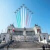 As Frecce Tricolori sobrevoam o Altare della Patria durante as comemorações da Festa della Repubblica, em Roma. Roma, Itália, 2 de junho de 2024.