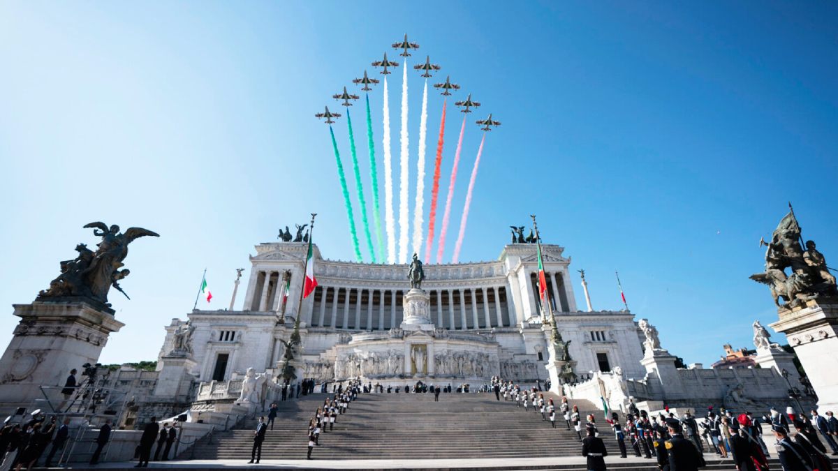 As Frecce Tricolori sobrevoam o Altare della Patria durante as comemorações da Festa della Repubblica, em Roma. Roma, Itália, 2 de junho de 2024.