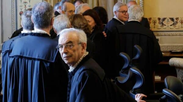 O Presidente da Corte Costituzionale, Giovanni Amoroso (centro), durante sessão do tribunal