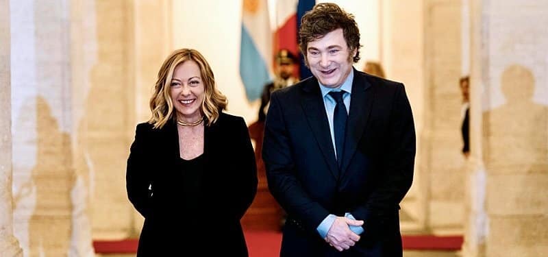 Em 17 de dezembro de 2024, a primeira-ministra italiana Giorgia Meloni oficializou a cidadania italiana do presidente argentino Javier Milei. Três meses depois, o governo dela apresentou o decreto que restringiu o reconhecimento da cidadania italiana para descendentes.