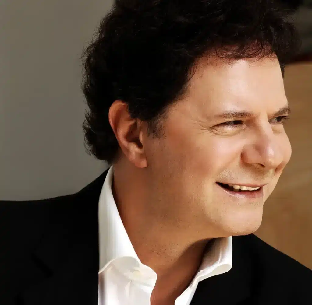 O cantor Luciano Bruno, natural de Nápoles, uma das atrações da noite italiana do programa Aparecida Sertaneja, na TV Aparecida, nesta segunda-feira (1/6). (Foto: divulgação)