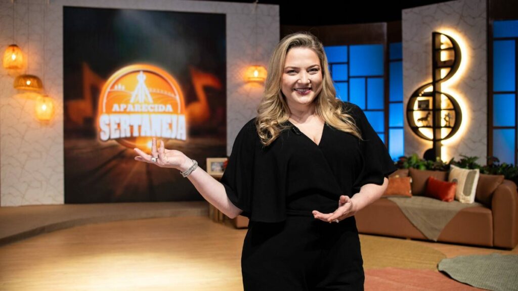 A apresentadora Mariangela Zan no cenário do programa Aparecida Sertaneja, na TV Aparecida, que exibe uma noite italiana nesta segunda-feira (1/6)