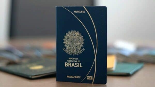 O Brasil vai reduzir pela metade o custo dos passaportes emitidos no exterior a partir de junho.