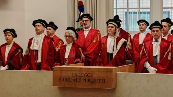 O Tribunal de Veneza teria orientado seus juízes a julgar favoravelmente os processos de cidadania italiana protocolados após 28 de março de 2025, desde que o requerente comprove que tentou entrar na fila do consulado antes dessa data.