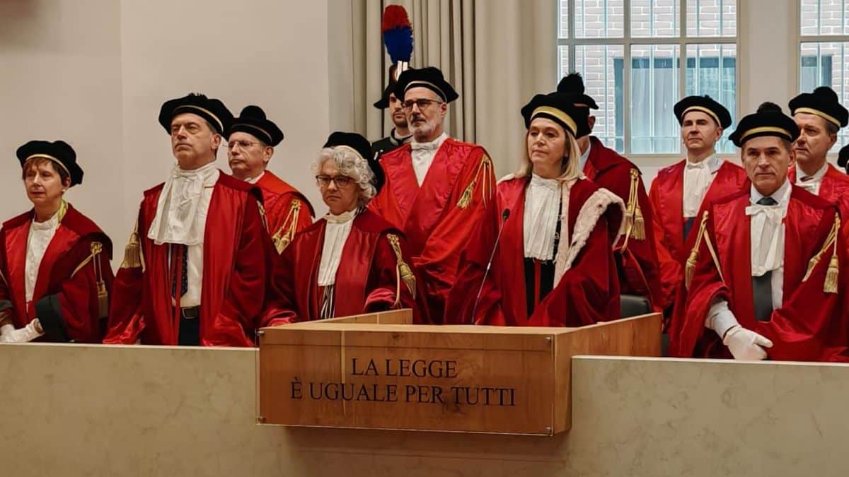O Tribunal de Veneza teria orientado seus juízes a julgar favoravelmente os processos de cidadania italiana protocolados após 28 de março de 2025, desde que o requerente comprove que tentou entrar na fila do consulado antes dessa data.