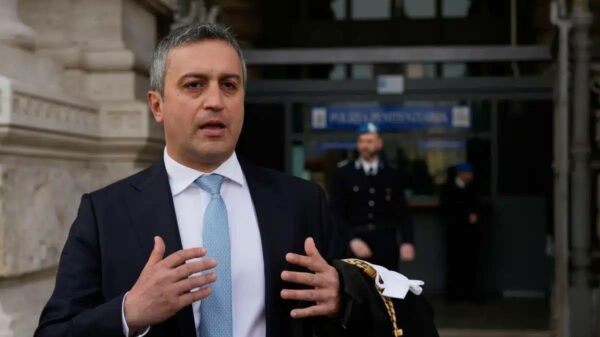 Marco Mellone na entrada da Corte de Cassação, em Roma, em 14 de abril. O advogado representa descendentes de italianos no julgamento que pode redefinir a cidadania por descendência.
