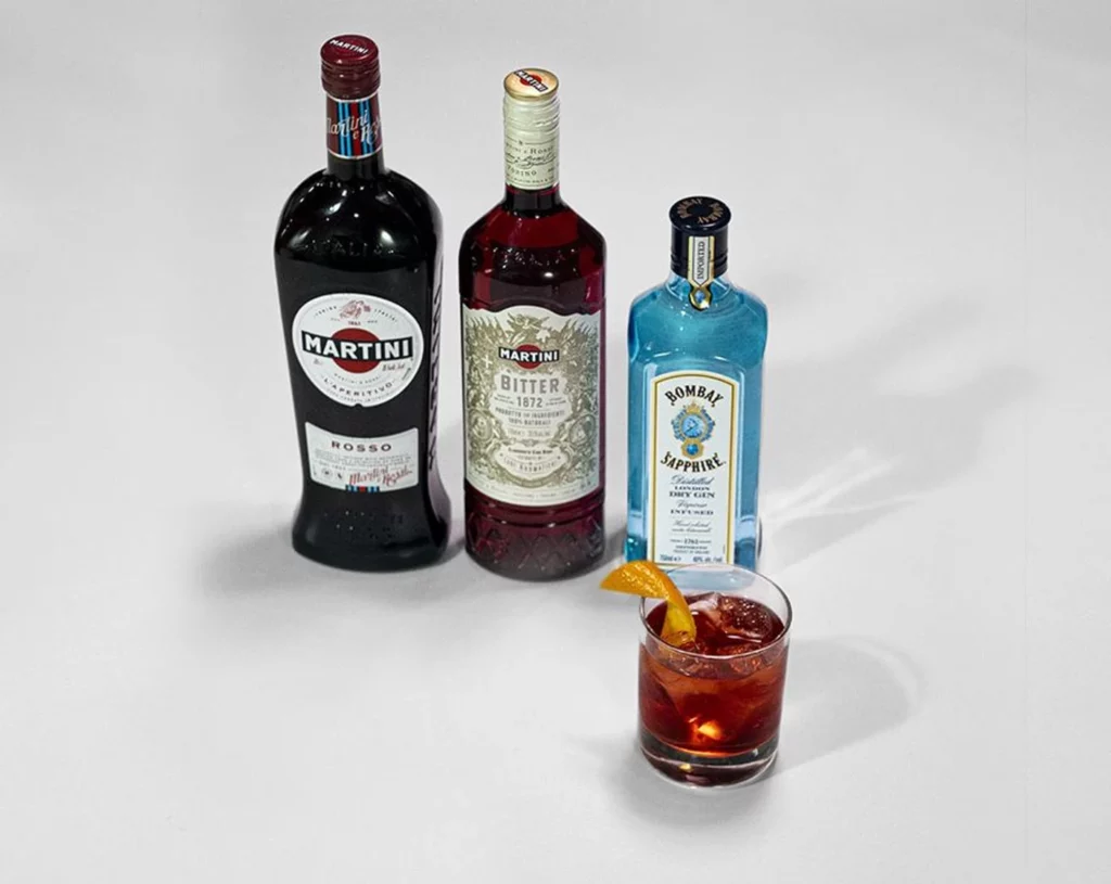 A receita original leva apenas três ingredientes, em proporções iguais: 3 cl de gin, 3 cl de bitter Campari e 3 cl de vermute tinto doce.