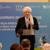 O ministro Antonio Tajani no momento em que explicou suas possíveis origens islâmicas na Giornata dell'Africa 2026, em Roma. Imagem editada por IA. O turbante não é real, as declarações sim.
