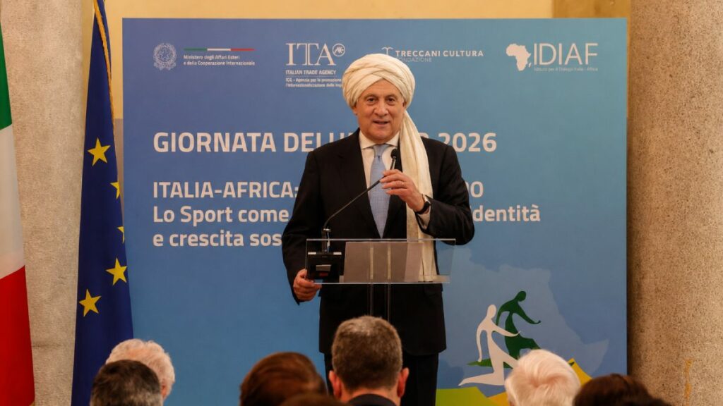 O ministro Antonio Tajani no momento em que explicou suas possíveis origens islâmicas na Giornata dell'Africa 2026, em Roma. Imagem editada por IA. O turbante não é real, as declarações sim.