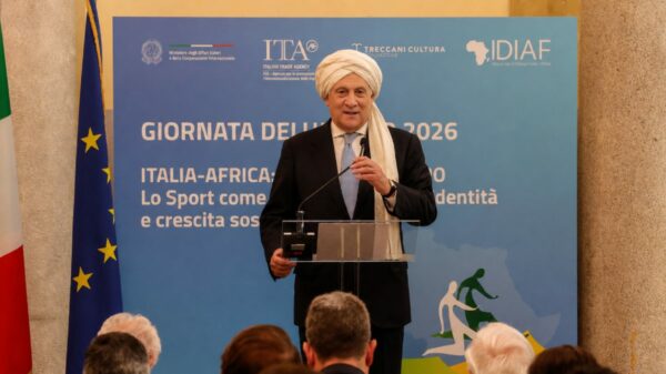 O ministro Antonio Tajani no momento em que explicou suas possíveis origens islâmicas na Giornata dell'Africa 2026, em Roma. Imagem editada por IA. O turbante não é real, as declarações sim.