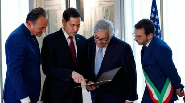 Tajani entregou a árvore genealógica do secretário de Estado dos EUA, Marco Rubio, reforçando laços políticos através da ancestralidade.