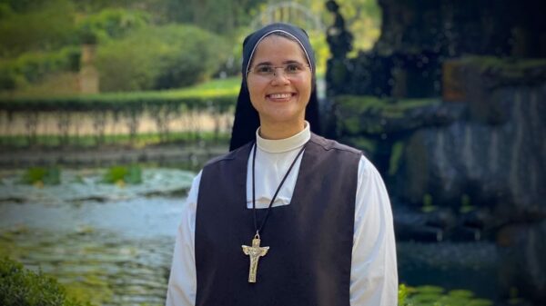 Morre a freira brasileira Nadir Santos da Silva, aos 45 anos, afogada na região da Sicília, na Itália, após salvar outras religiosas de um afogamento.