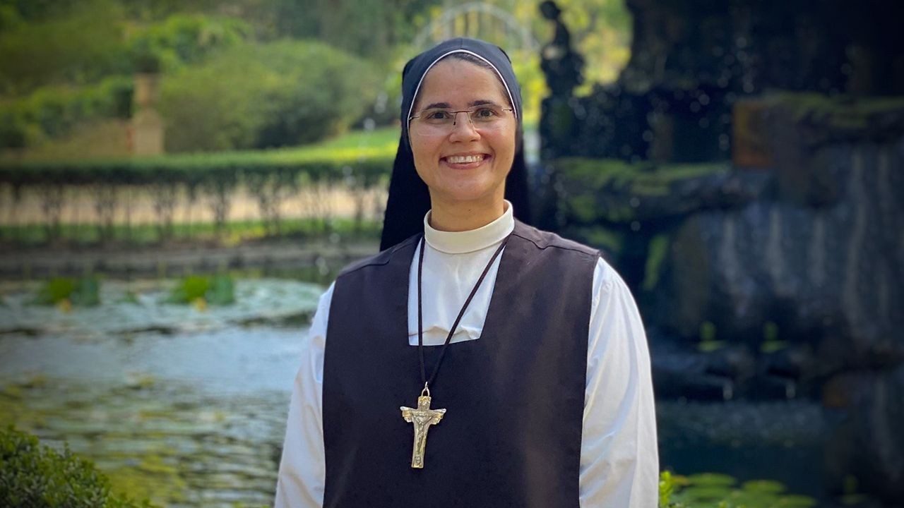 Morre a freira brasileira Nadir Santos da Silva, aos 45 anos, afogada na região da Sicília, na Itália, após salvar outras religiosas de um afogamento.