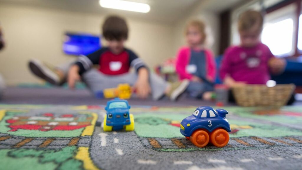 Toscana e Emília-Romanha têm programas que somam o subsídio nacional ao repasse regional, chegando a isentar 100% do custo para famílias com ISEE de até 40.000 euros.