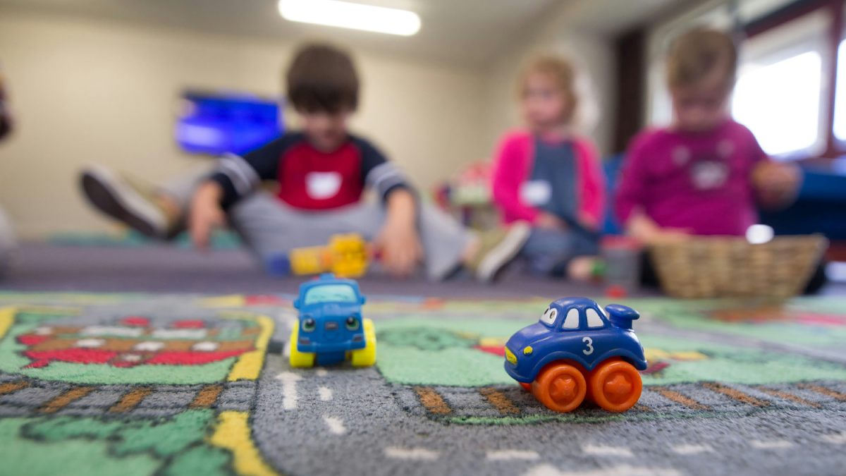 Toscana e Emília-Romanha têm programas que somam o subsídio nacional ao repasse regional, chegando a isentar 100% do custo para famílias com ISEE de até 40.000 euros.